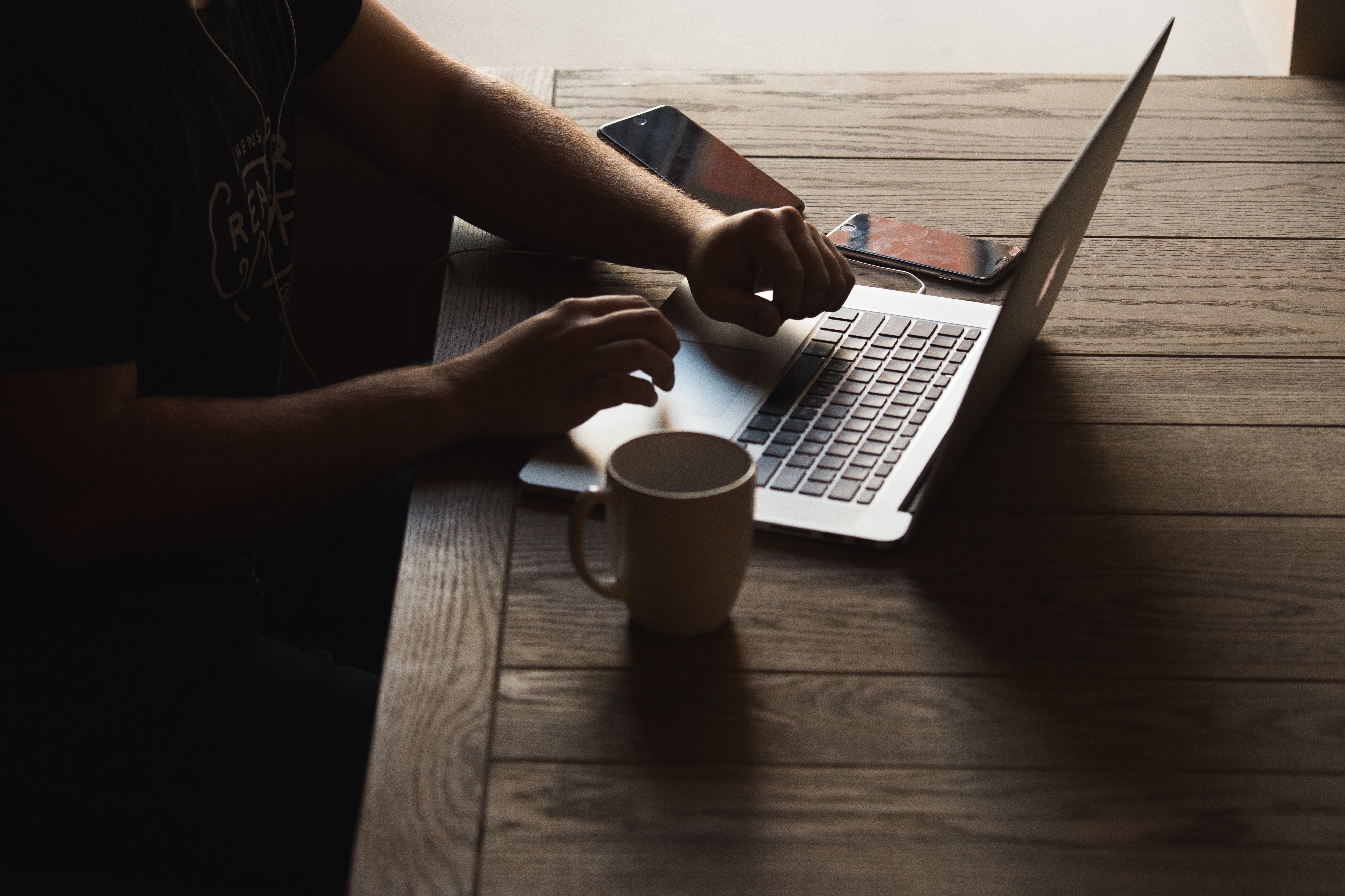 scott-roberts-author-laptop-typing