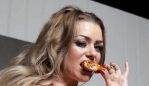 girl-eating-hot-wing