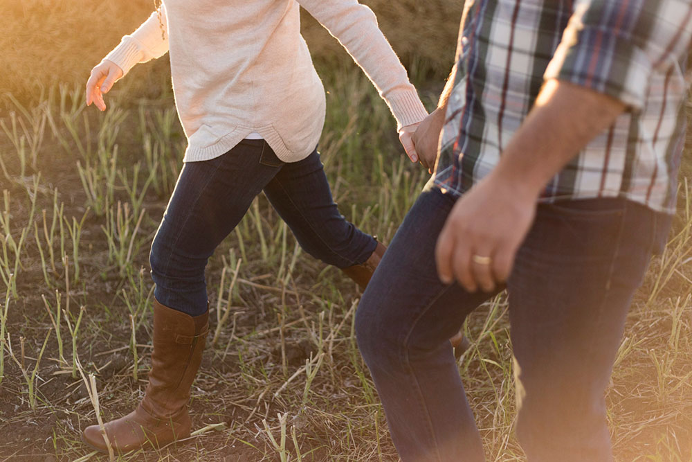 couple-holding-hands