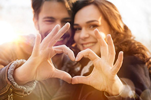 soulcon-couple-marriage-tips-heart-fingers