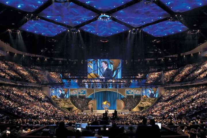 why-megachurches-and-multi-site-churches-may-be-bad-for-christians